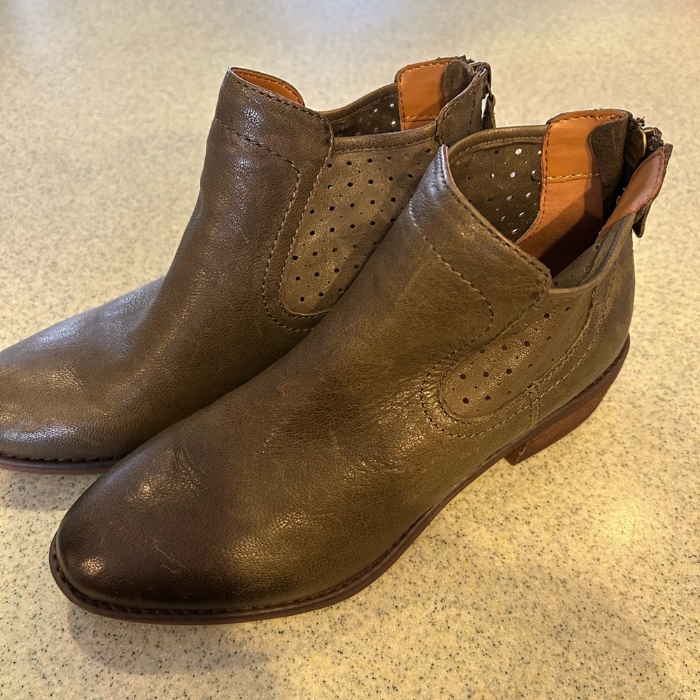 Women’s chelsea boot